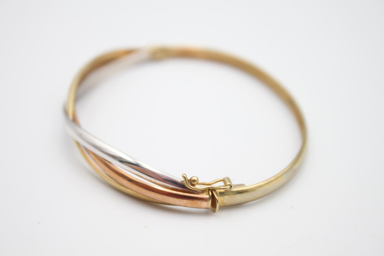 9ct gold tri-tone stylised bangle 5.6g - Image 2 of 5