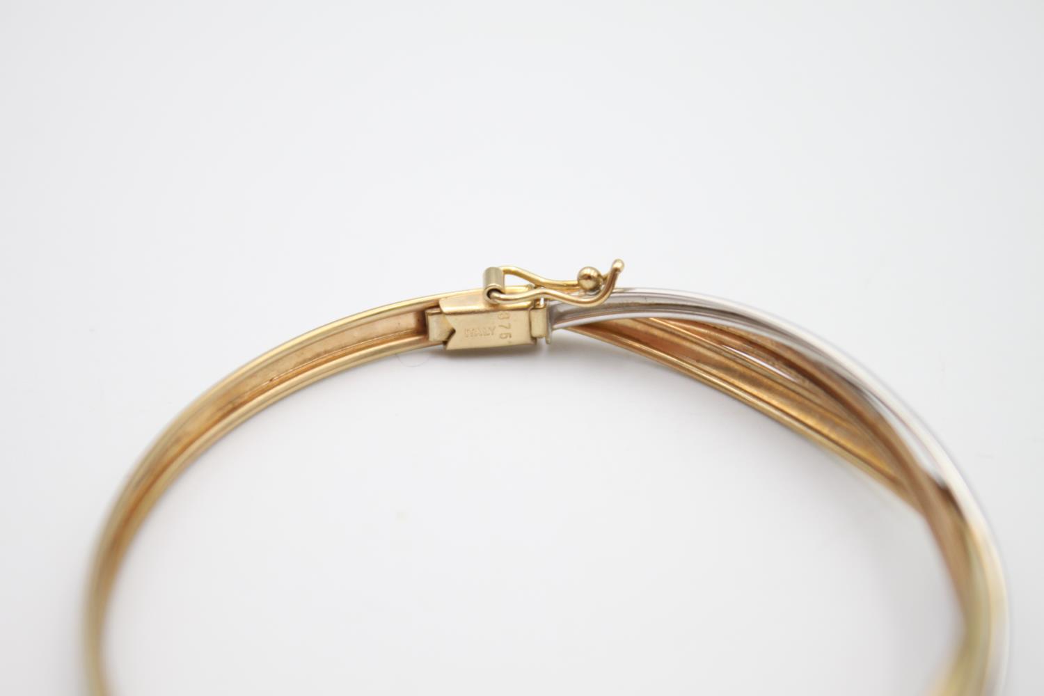 9ct gold tri-tone stylised bangle 5.6g - Image 5 of 5