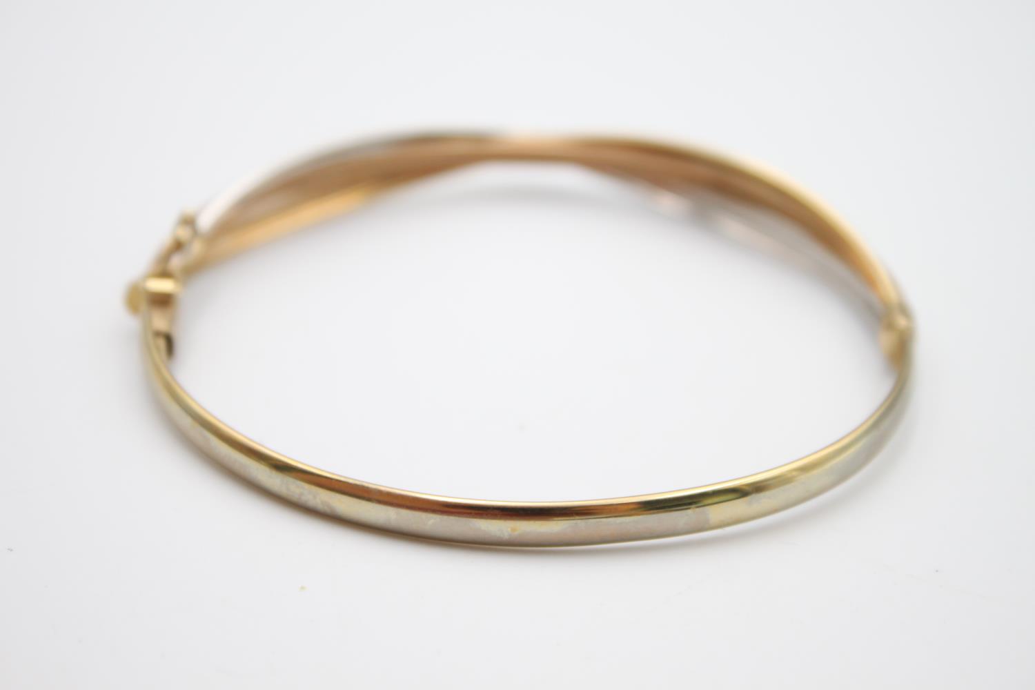 9ct gold tri-tone stylised bangle 5.6g - Image 3 of 5