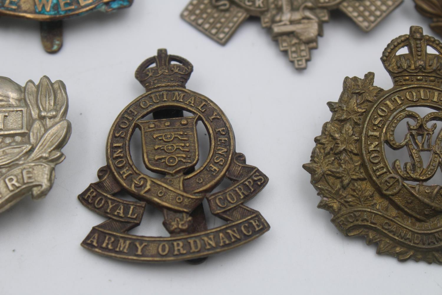 15 x Assorted Vintage MILITARY Cap Badges Inc Tank Regiment, Canadian, Welch Etc - Image 7 of 9