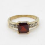 9ct gold with diamonds and garnet ring 2.6g size N