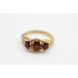 9ct Gold garnet ornate three stone ring size N 2.6g