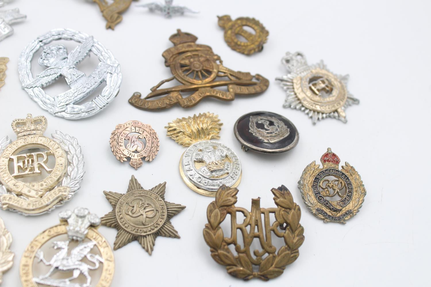 40 x Assorted Vintage MILITARY BADGES Inc Scottish, RAF, Royal Navy Etc - Image 8 of 11