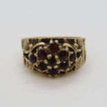9ct gold ring with garnets 5.7g size P