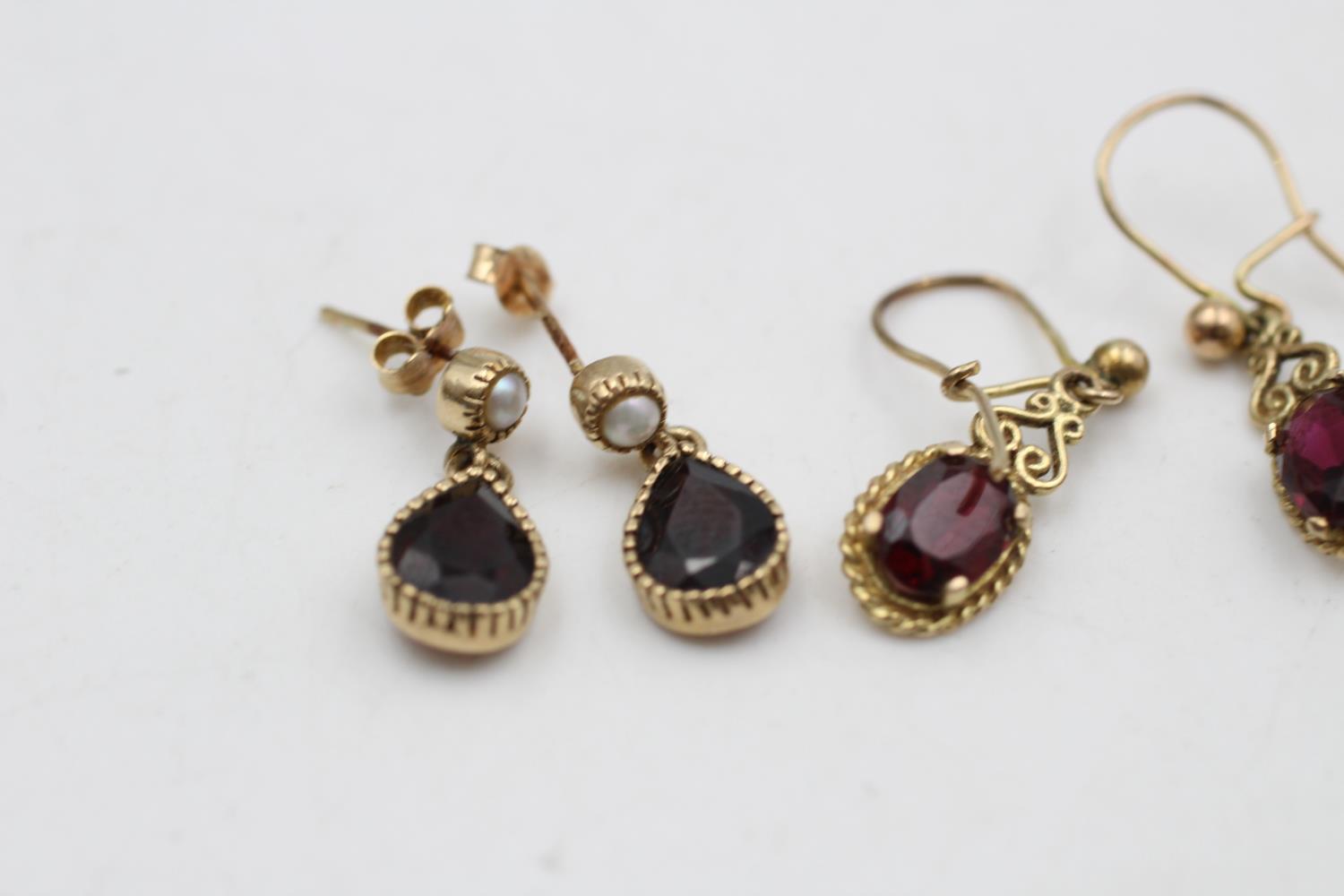 2 X 9ct Gold Vintage Garnet & Seed Pearl Paired Drop Earrings (3.4g) - Image 3 of 4