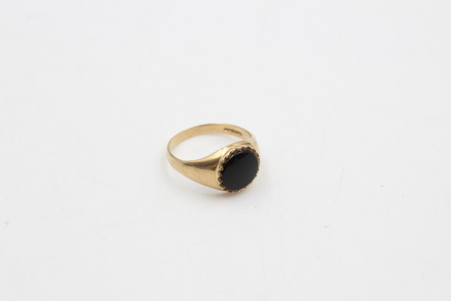 9ct Gold Vintage Onyx Round Signet Ring (3.2g) Size T