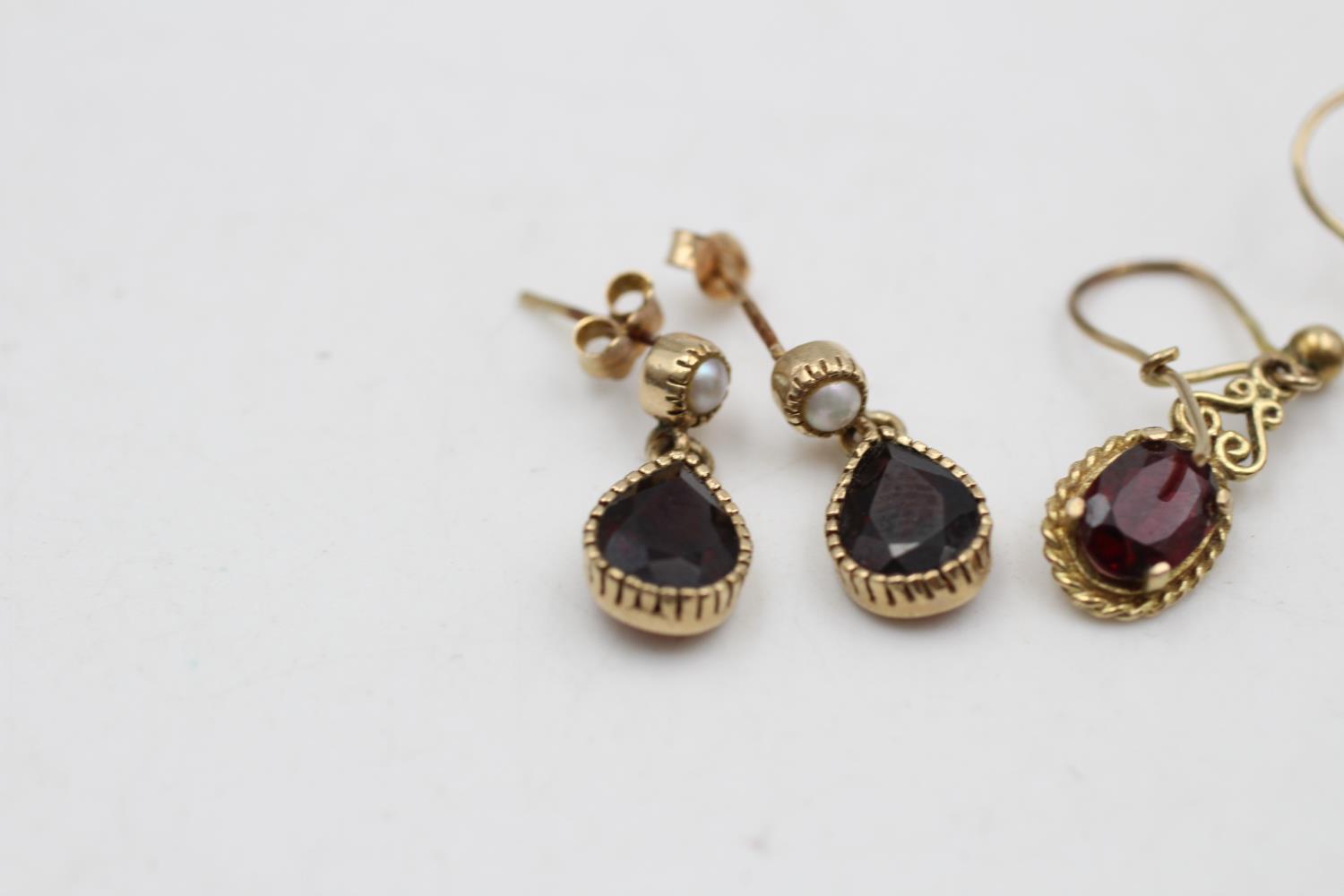 2 X 9ct Gold Vintage Garnet & Seed Pearl Paired Drop Earrings (3.4g) - Image 2 of 4