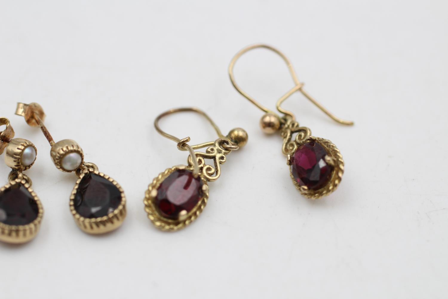 2 X 9ct Gold Vintage Garnet & Seed Pearl Paired Drop Earrings (3.4g) - Image 4 of 4