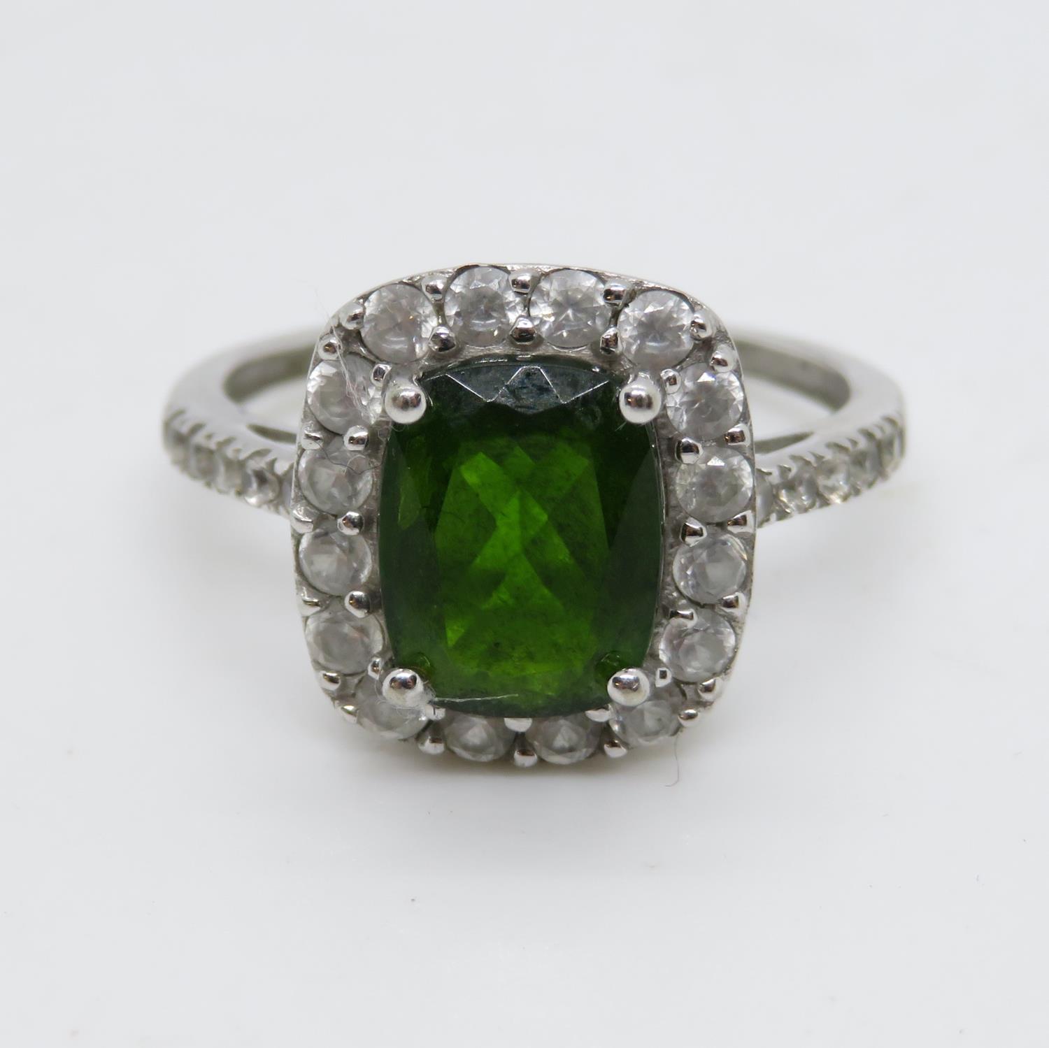 9ct gold ring with green stone size O 2.7g