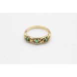 9ct gold emerald trilogy ring (2.4g) Size P