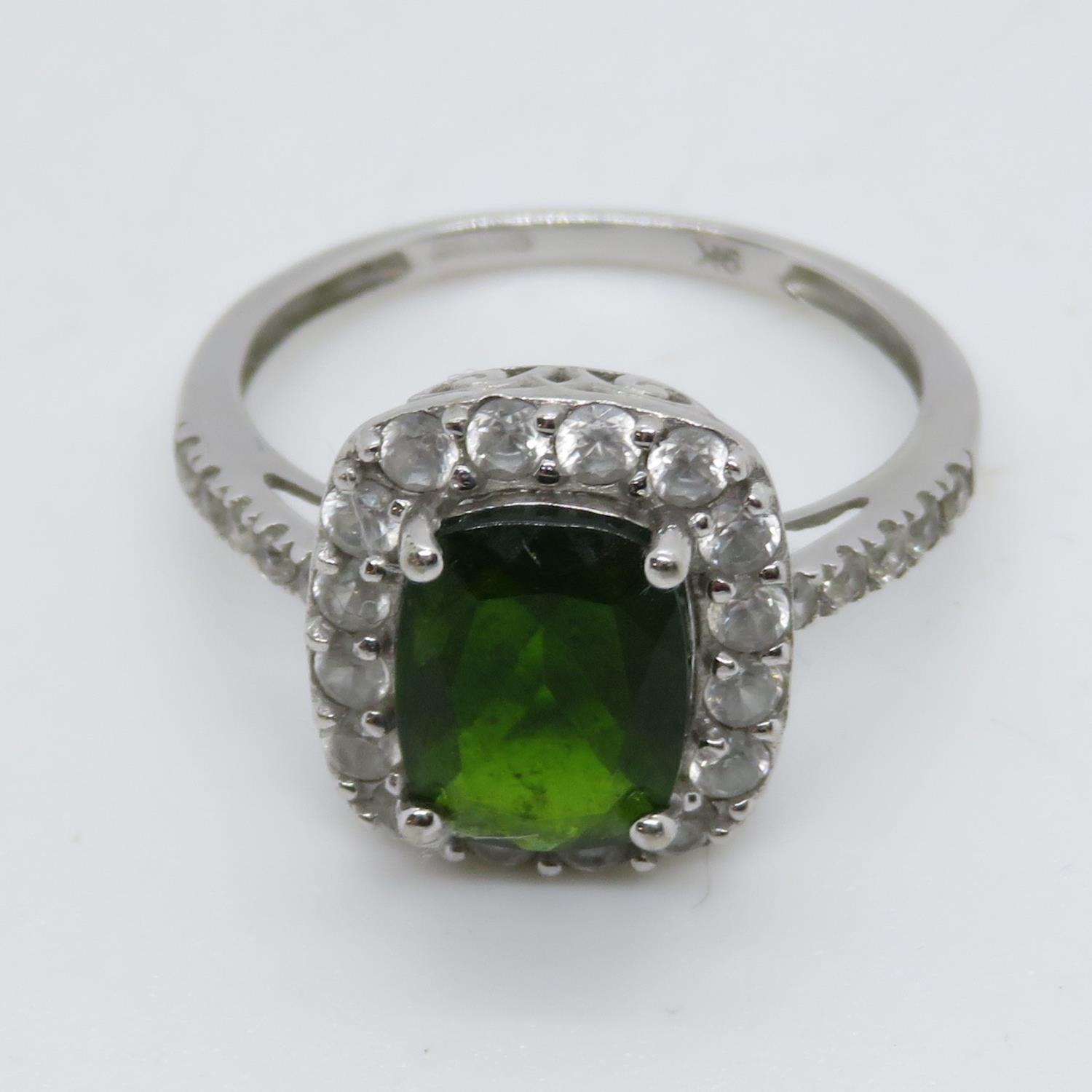 9ct gold ring with green stone size O 2.7g - Image 2 of 5