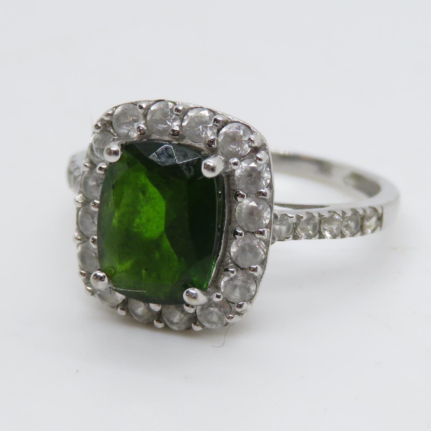 9ct gold ring with green stone size O 2.7g - Image 3 of 5