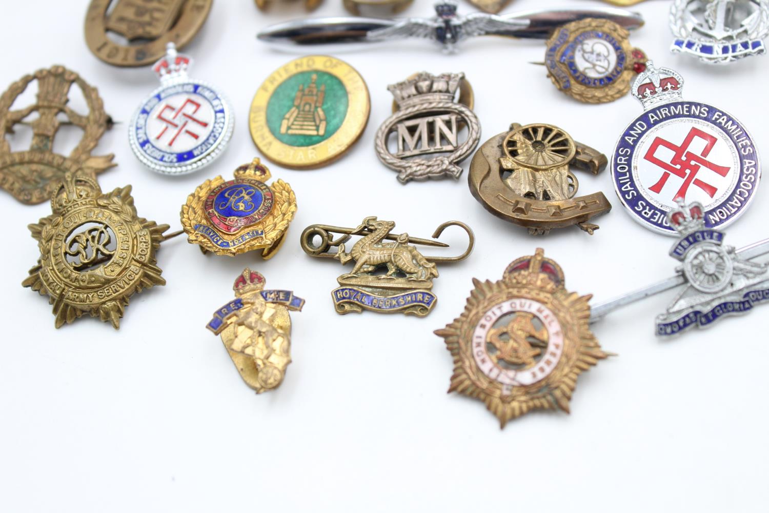 24 x Assorted Vintage MILITARY Lapel / Sweetheart Badges Inc On War Service, RAF - Image 3 of 6