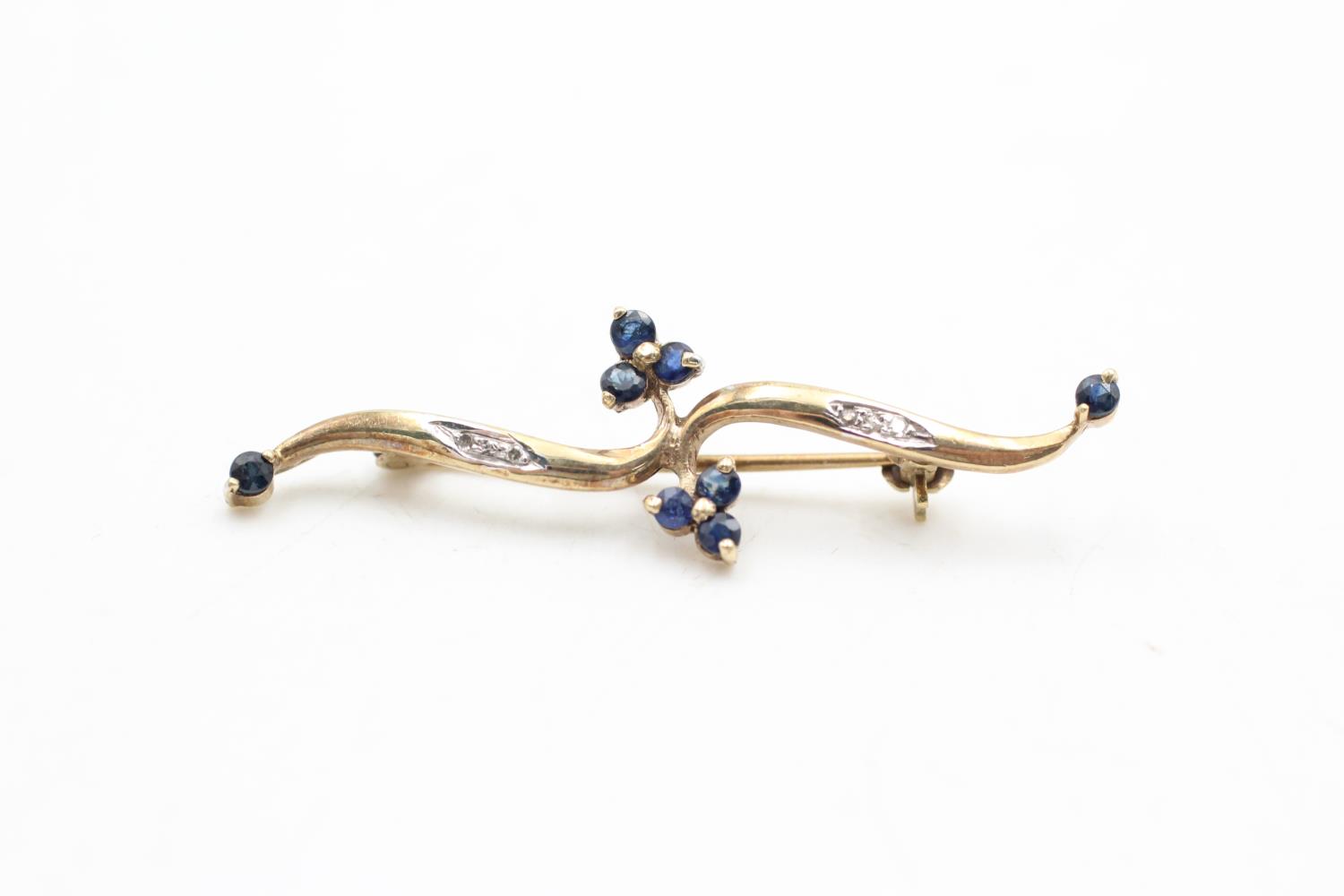 9ct gold diamond & sapphire floral design brooch (2.2g)