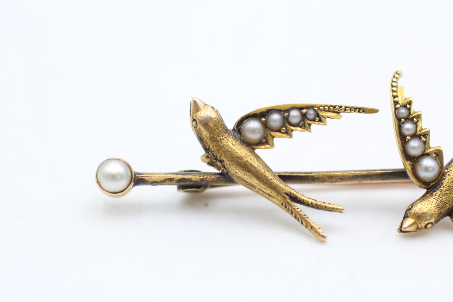 18ct gold antique seed pearl twin swallows bar brooch - as seen (5.7g) - Image 4 of 6