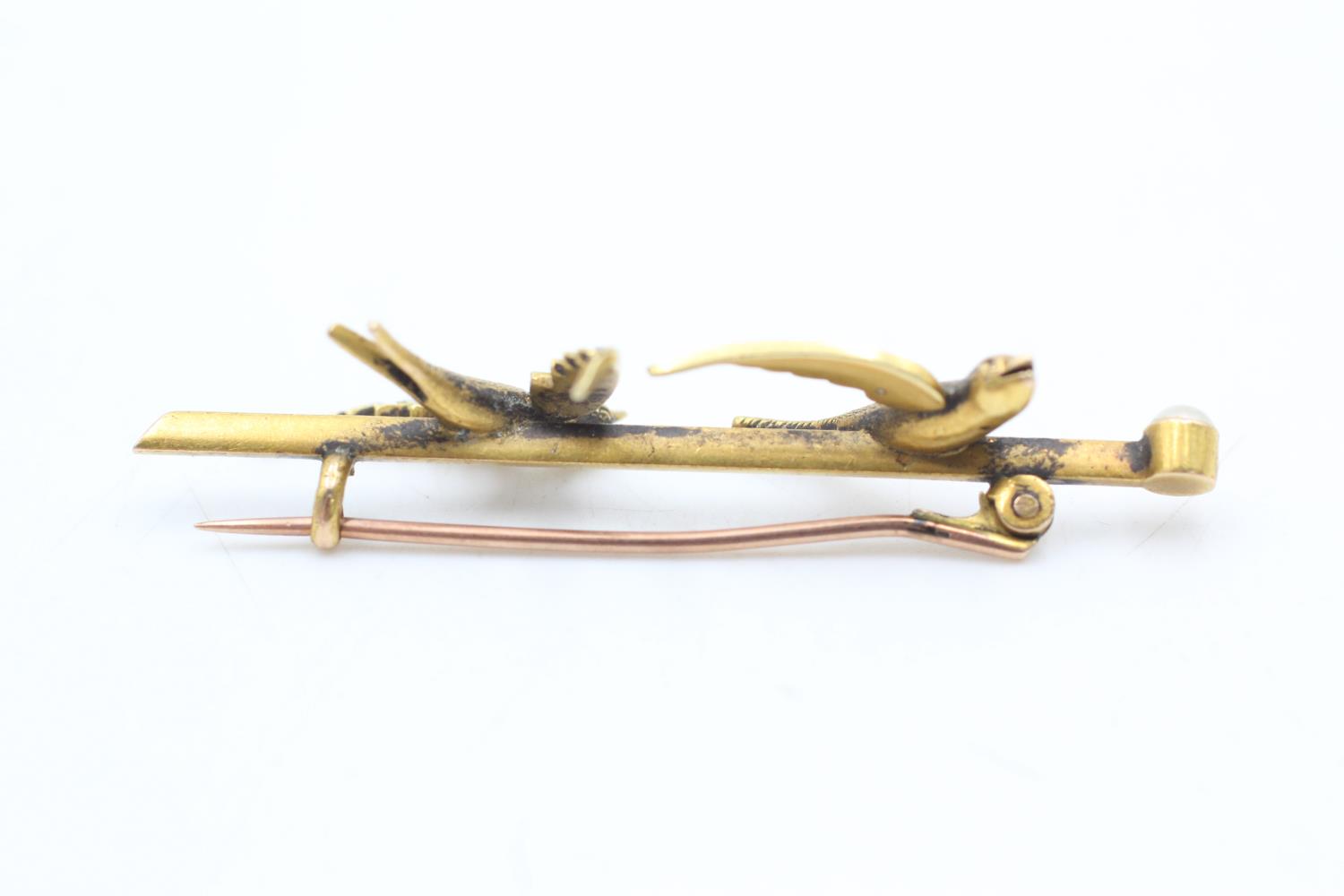 18ct gold antique seed pearl twin swallows bar brooch - as seen (5.7g) - Image 5 of 6