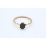 9ct gold oval bloodstone rub over set ring (1.3g) Size N