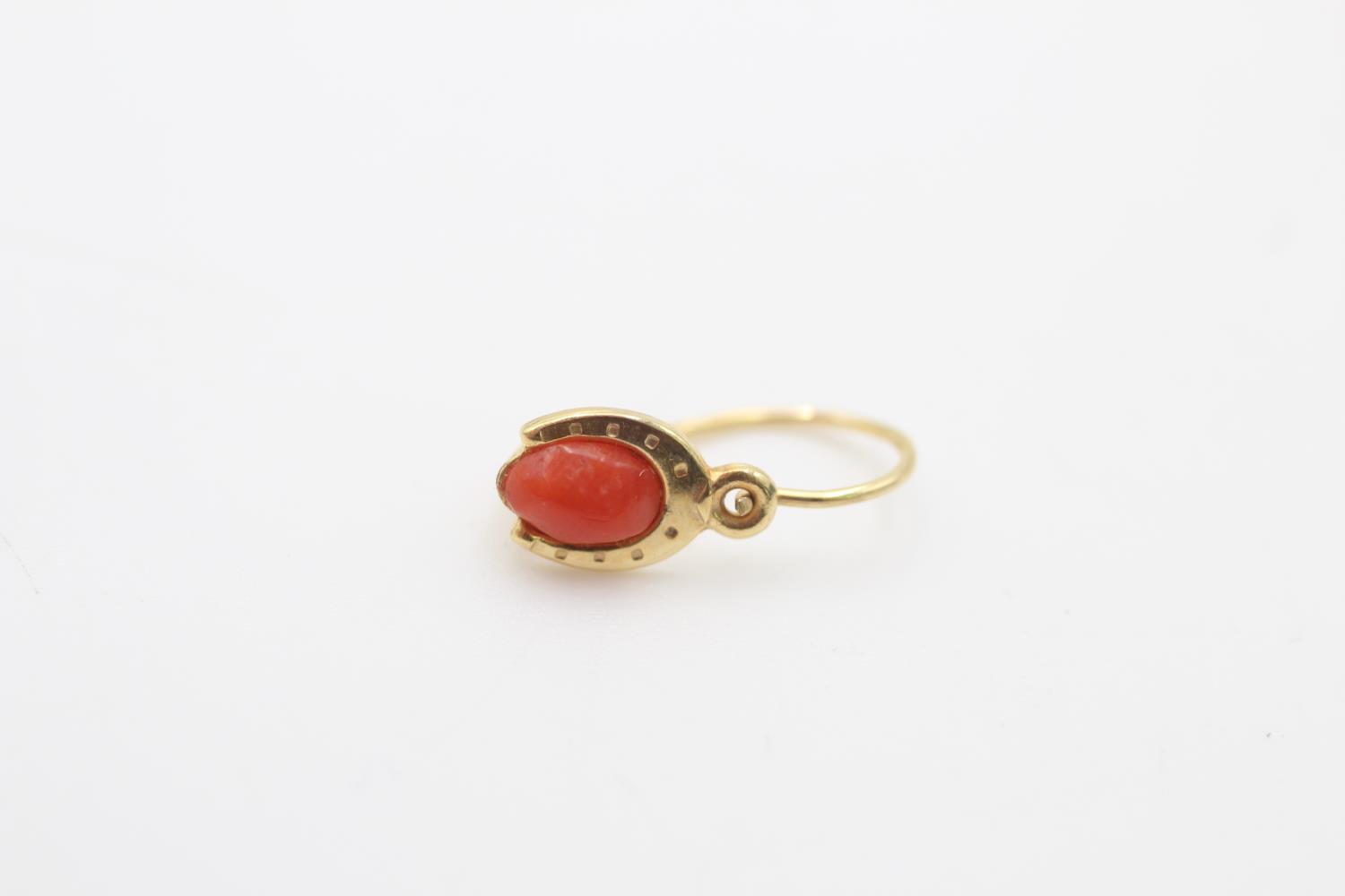 8ct gold vintage coral lucky horseshoe earrings (0.8g) - Image 2 of 4