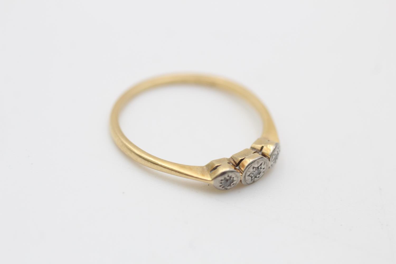 9ct gold three stone dress ring (1.6g) Size M - Image 4 of 5