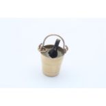 9ct gold ice bucket & bottle pendant (1.6g)