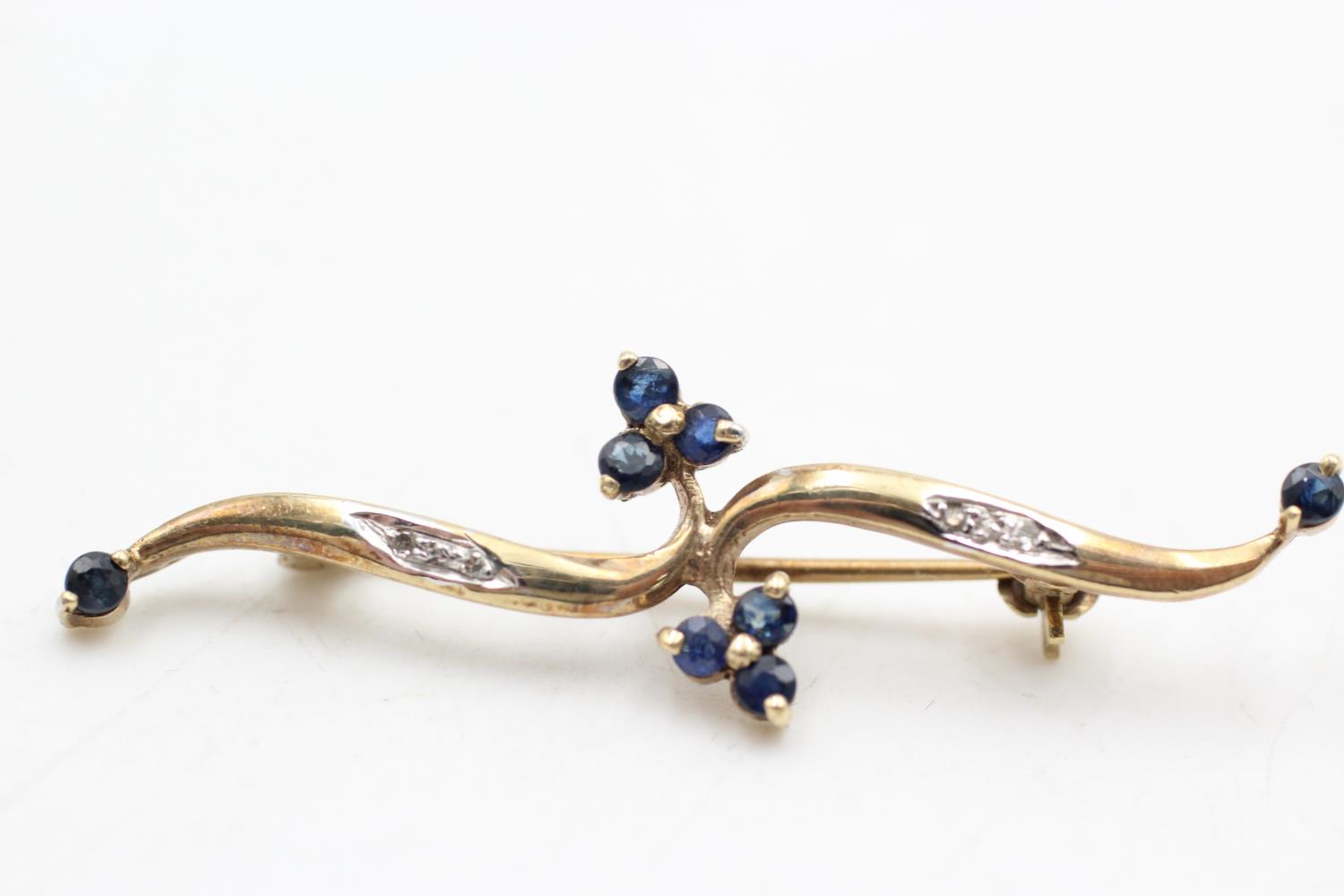 9ct gold diamond & sapphire floral design brooch (2.2g) - Image 2 of 7