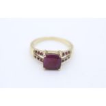 9ct gold ruby dress ring (3.3g) Size P