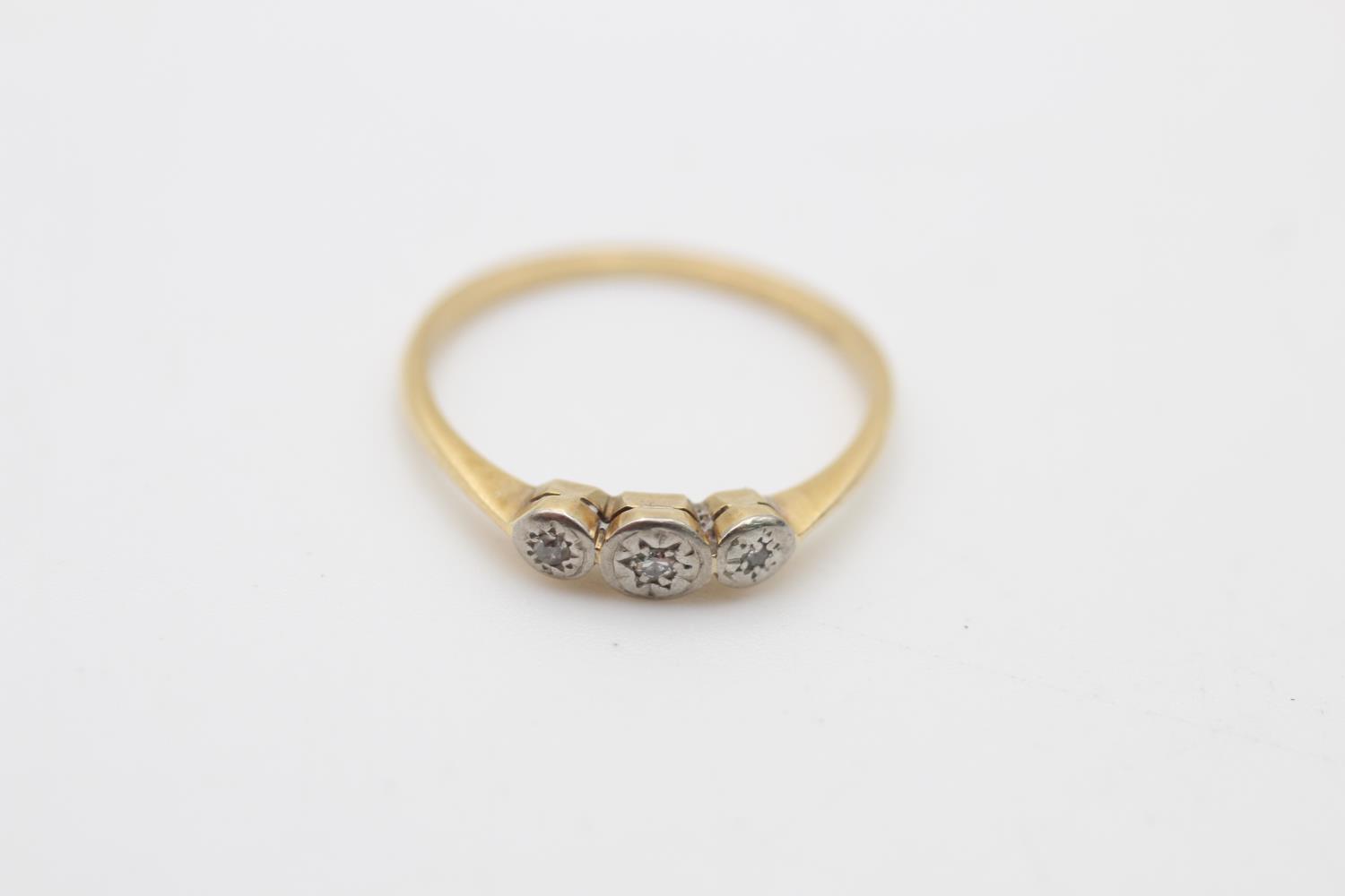 9ct gold three stone dress ring (1.6g) Size M