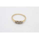 9ct gold three stone dress ring (1.6g) Size M