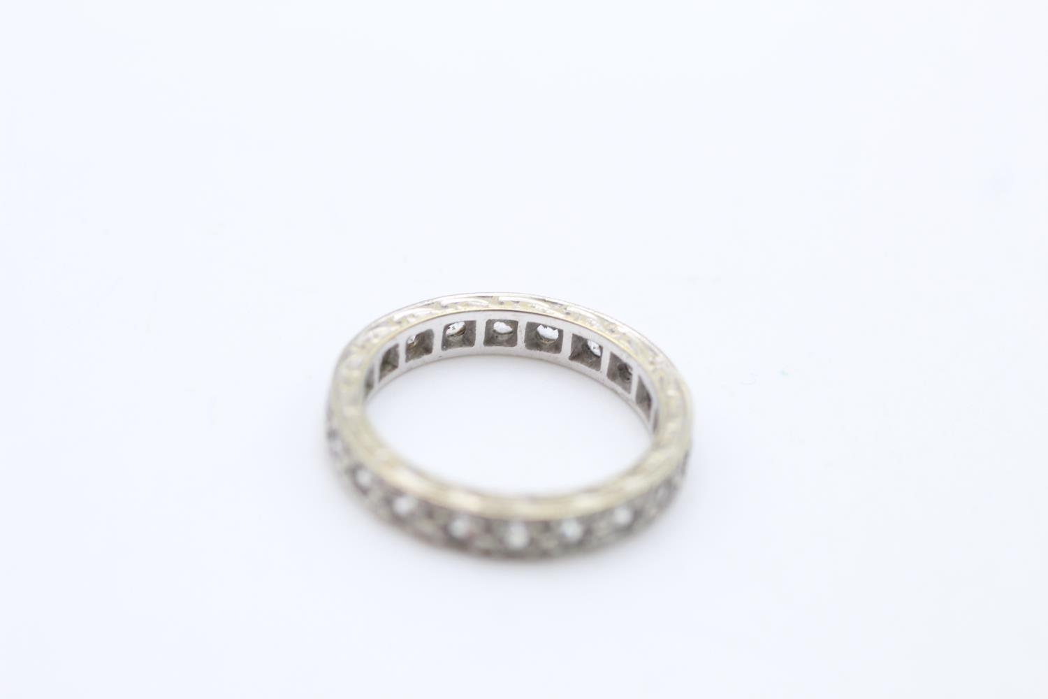 9ct white gold clear gemstone eternity ring (3g) Size K - Image 3 of 4