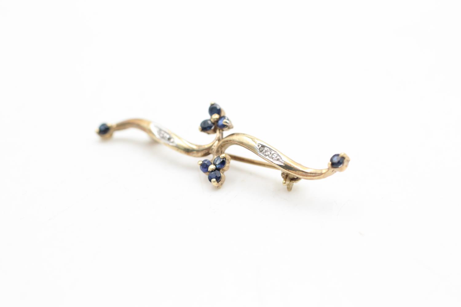 9ct gold diamond & sapphire floral design brooch (2.2g) - Image 3 of 7