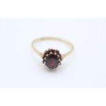 9ct gold garnet cluster ring (2.5g) Size T