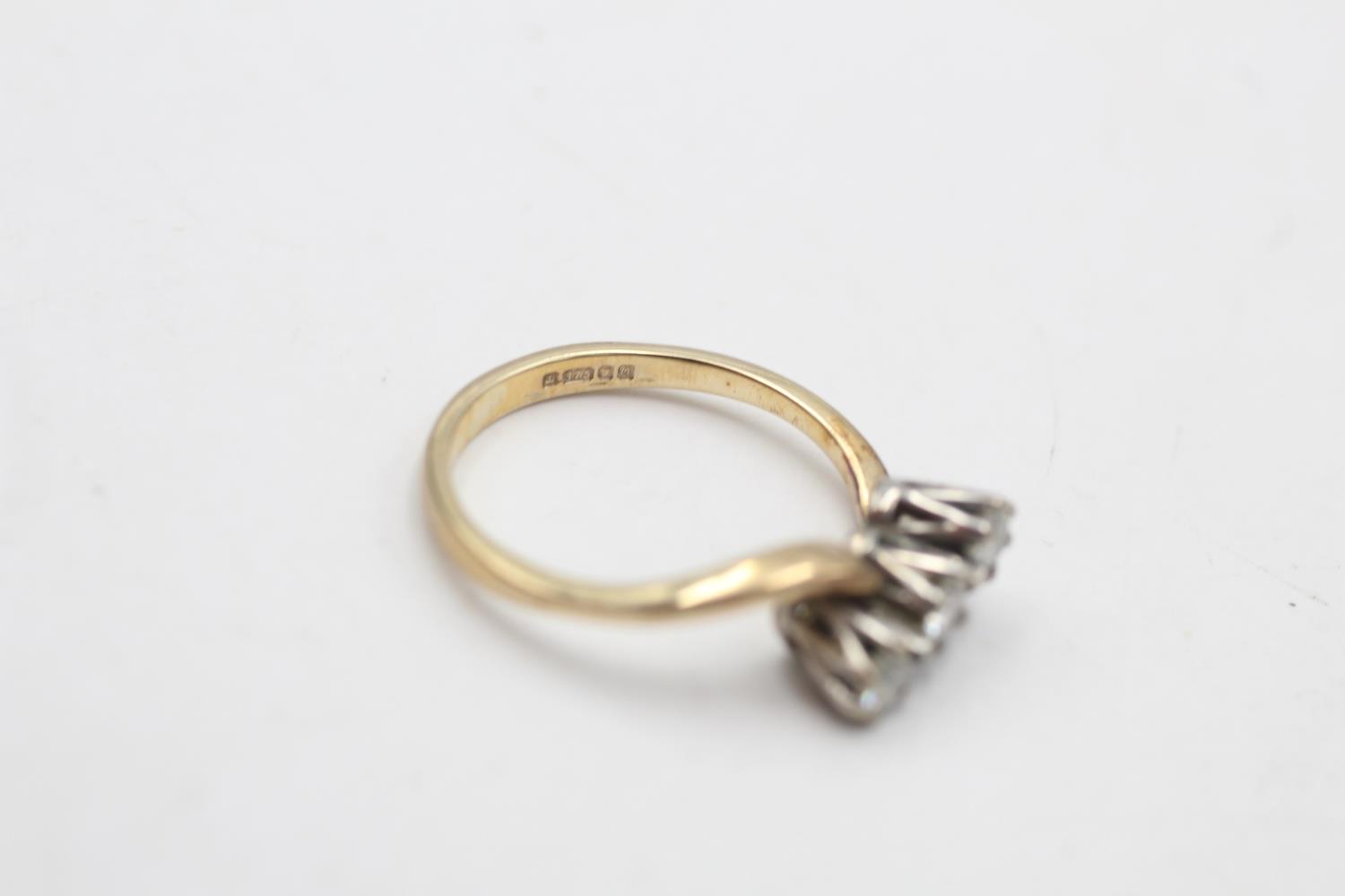9ct gold vintage diamond three stone twist setting ring (1.7g) - Image 4 of 5