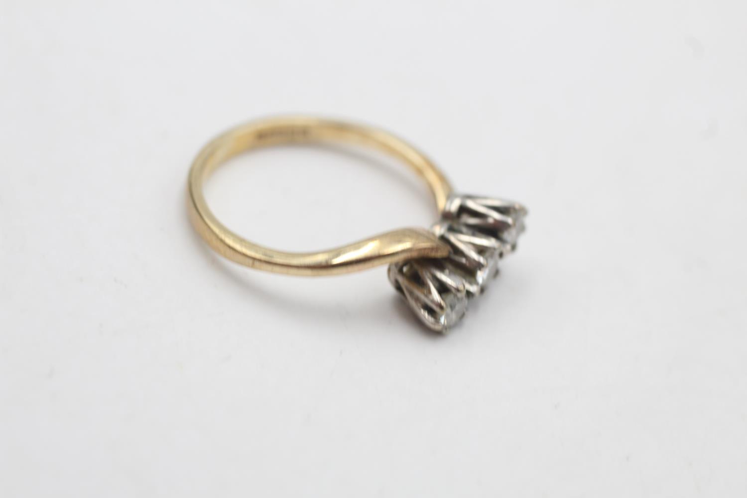 9ct gold vintage diamond three stone twist setting ring (1.7g) - Image 3 of 5