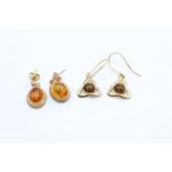 2 x 9ct gold amber earrings (2g)