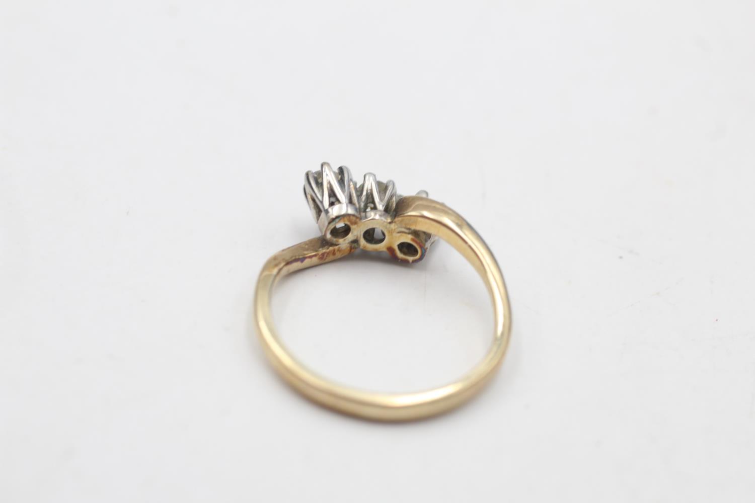 9ct gold vintage diamond three stone twist setting ring (1.7g) - Image 5 of 5