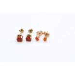 2 x 9ct gold fire opal stud earrings (1.2g)