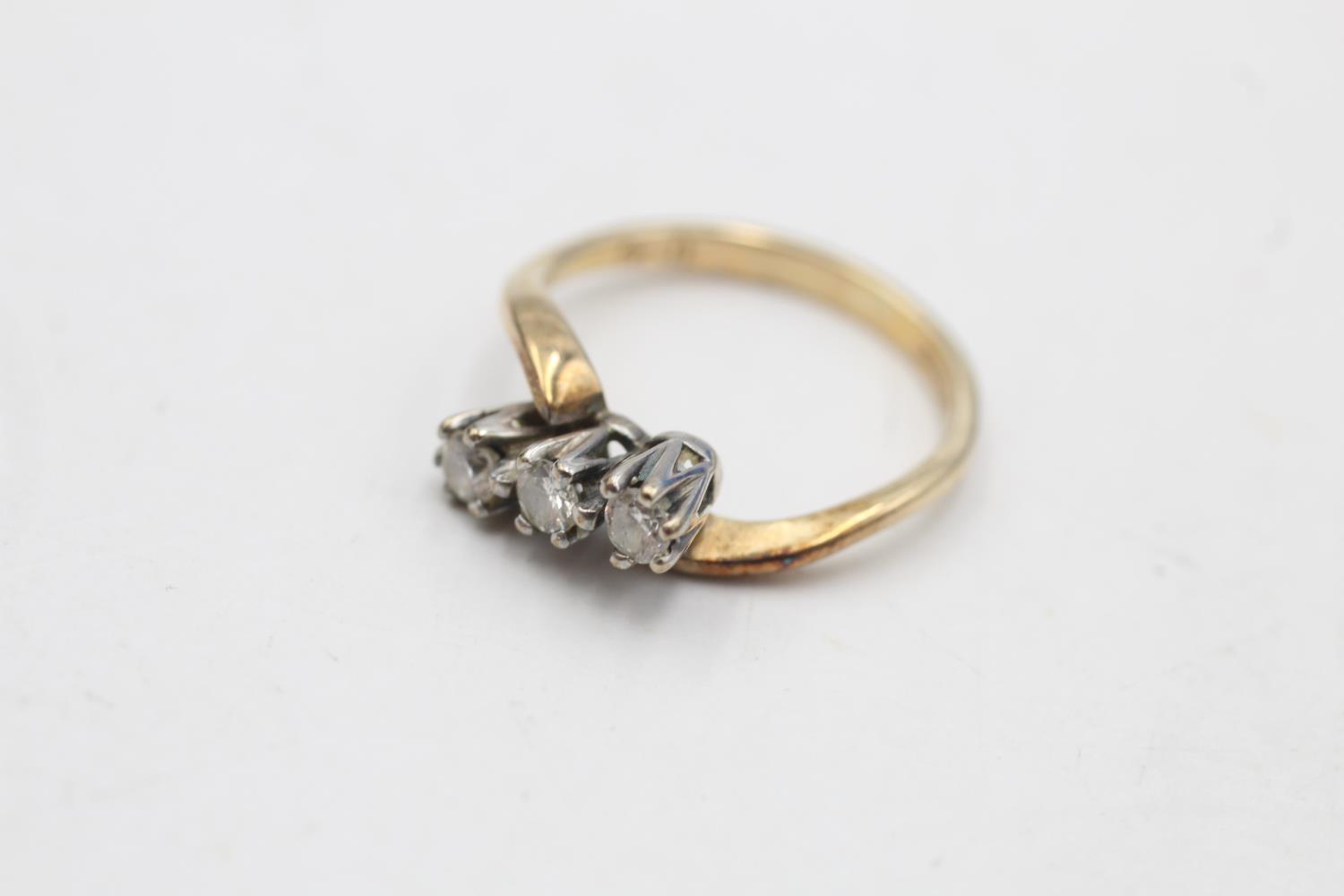 9ct gold vintage diamond three stone twist setting ring (1.7g) - Image 2 of 5