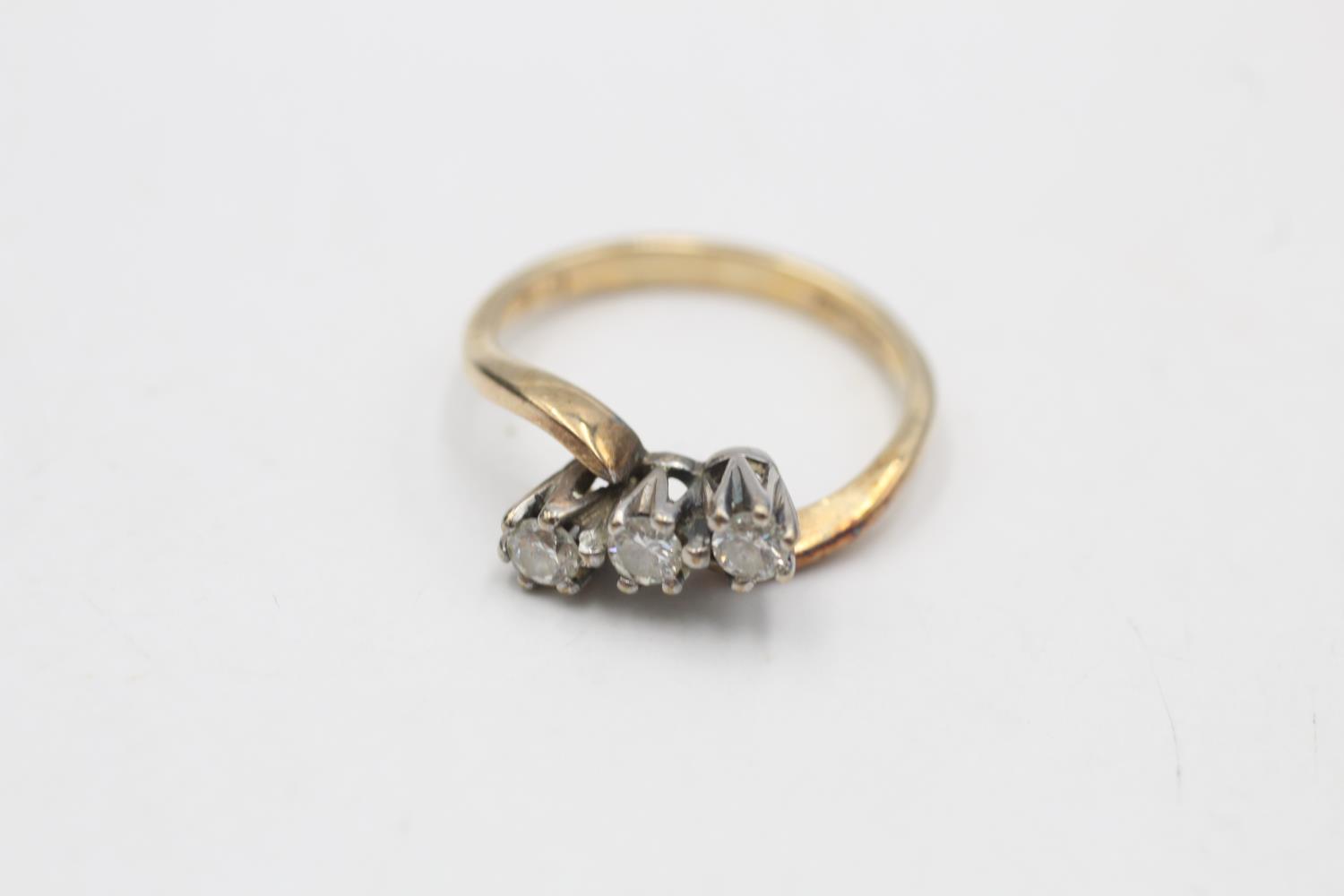 9ct gold vintage diamond three stone twist setting ring (1.7g)
