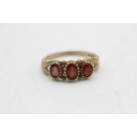 9ct gold vintage garnet ornate three stone dress ring (2.4g) Size Q