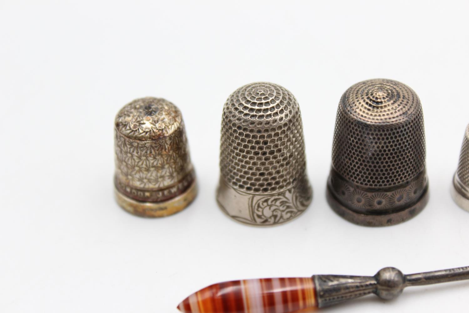 6 x Antique / Vintage Hallmarked .925 STERLING SILVER Thimbles & Button Hook 18g - Bild 2 aus 5