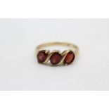 9ct gold vintage garnet three stone wave design stylised ring (2.3g)