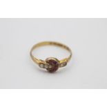 9ct gold ruby & seed pearl detail ring w/ Birmingham 1920 hallmarks (1.3g)