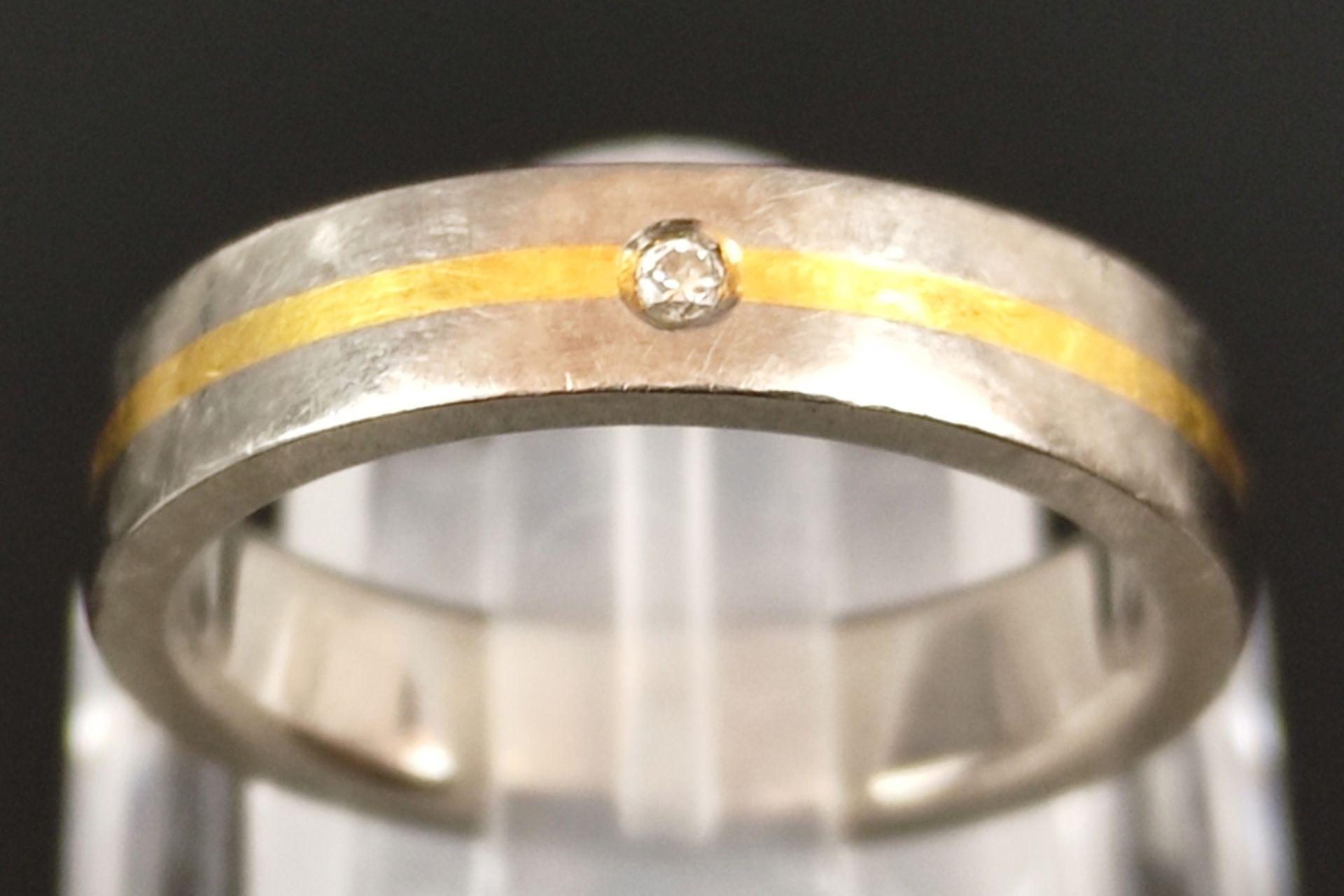 Ring, mit kleinem Brillanten und eingelegtem, goldenen und dunkelgrauen Band, Titan, 2,5g, Größe 53 - Bild 4 aus 5