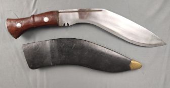 Khukuri, geschwungene Klinge, Hohlrinne, Holzgriff mit Beschlägen, Lederscheide mit Messingbeschläg