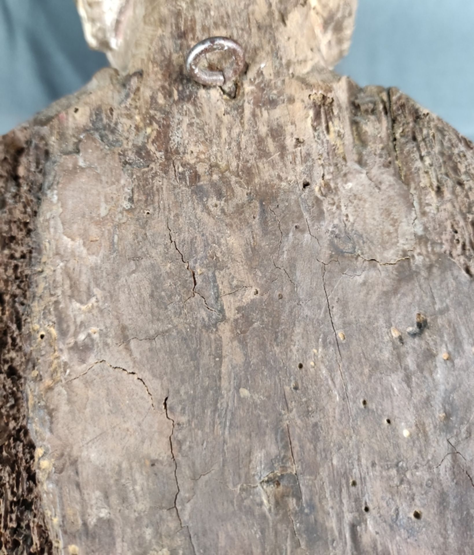 Heiligen-Figur, wohl Petrus, Weichholz, ehemals farbig gefasst, rückseitig abgeflacht, älter, Holzw - Bild 4 aus 5
