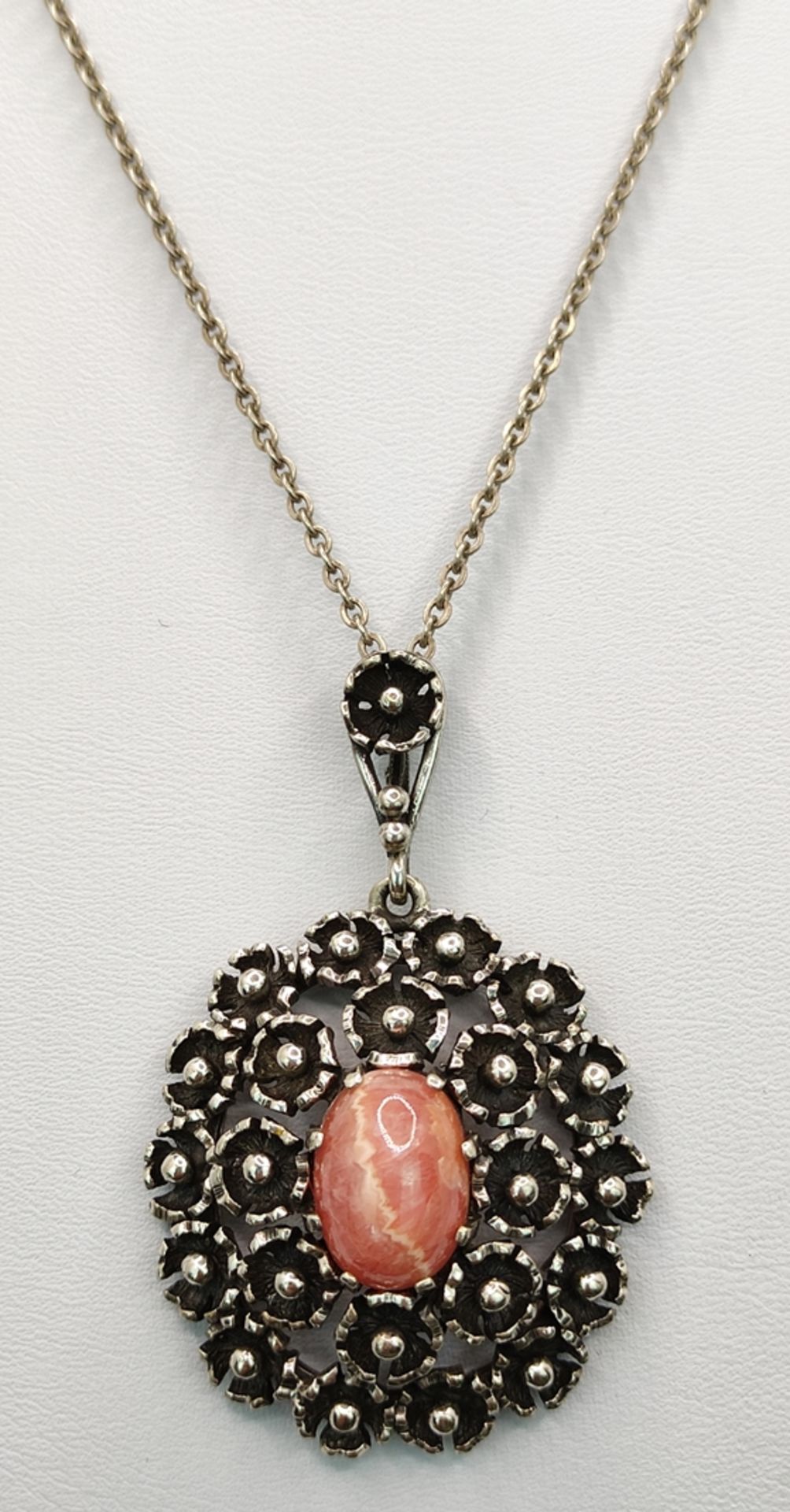 Anhänger, mittig rosa und gebänderter Cabochon, eingefasst von Blumen, 4,7x2,7cm, Silber 835, an Ket