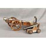 Zwei Modellkanonen, Eisenkanone auf Zweiradwagen aus Holz mit Messingbeschlägen, Kanone lässt sich