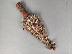 Kupferdolch der Yoruba, mit Holzgriff geschnitzt in Form eines Kopfes, Lederscheide dekoriert mit M