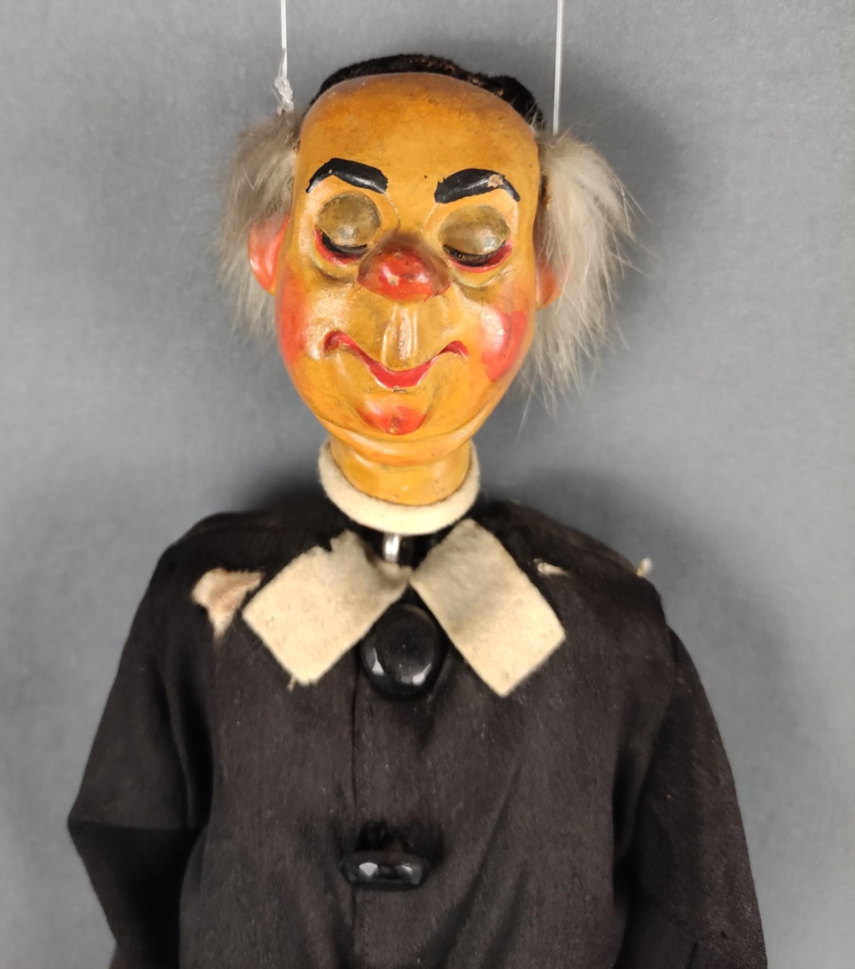 Puppe aus dem Puppentheater "Priester", polychrom bemalte Keramik, grauer Haarkranz aus Kaninchenfe - Bild 3 aus 6