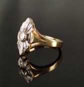 Art-Déco Ring, mittig großer Brillant, um 0,14ct, gefasst in 585/14K Weißgold, Ringschiene 585/14K 